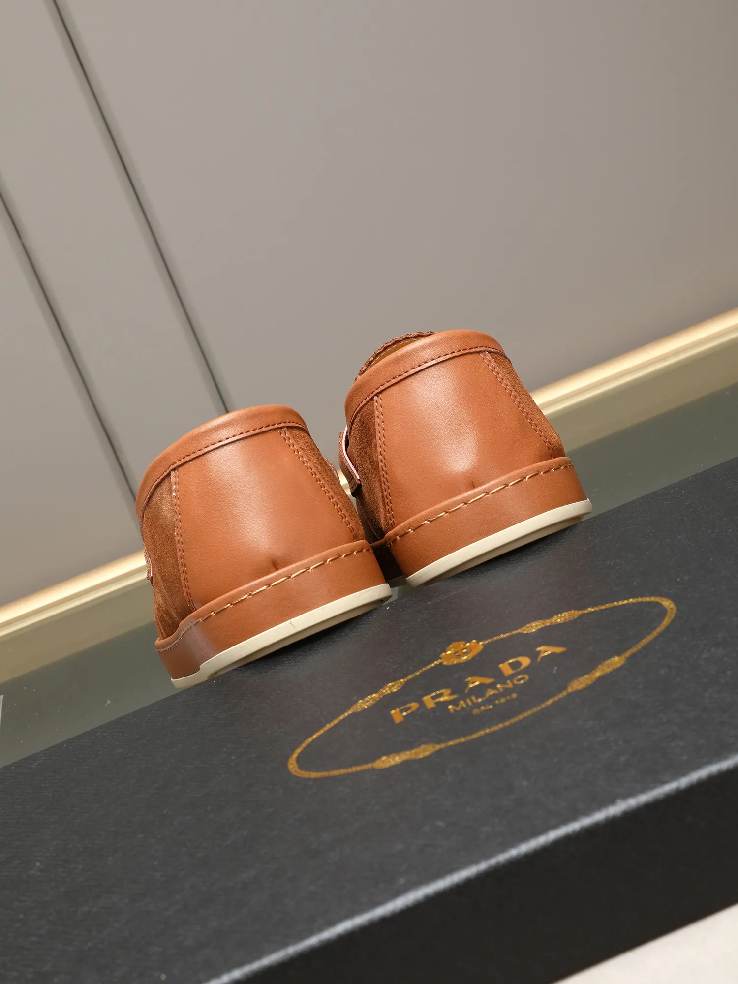 Men's men's shoes 💰P420 🆕🔥New update🔥👟PRADA (Prada) new products are released, imported soft cowhide, fashionable to allow air to penetrate the entire shoe, and the awesome shoes [strong] bring an extremely comfortable and breathable feeling! Beautiful inside and out! Exquisite workmanship, top-grade cowhide material, 😌Number: 38~44 (45 customized) 4 colors of black, blue, gray to choose from.